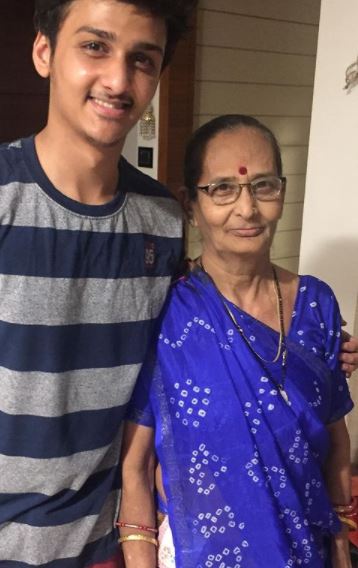 Anurag Solanki brother and mother