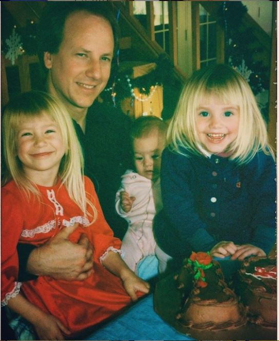 Childhood photo of London with her father Welton and younger sisters Madison and Kelsey