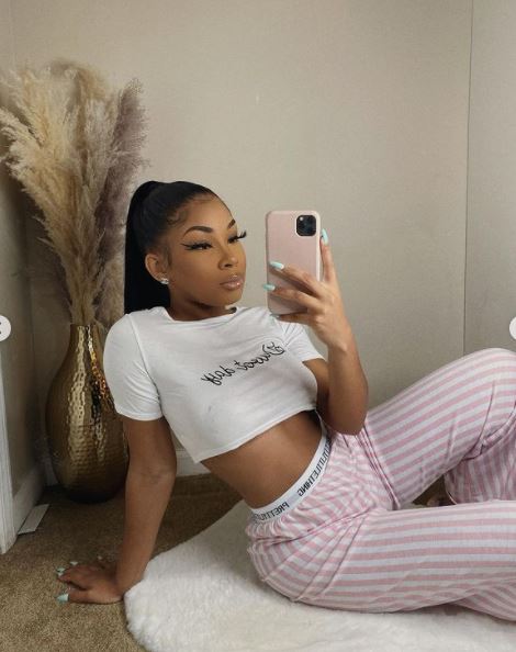 Aaliyah Jay likes to click mirror selfies