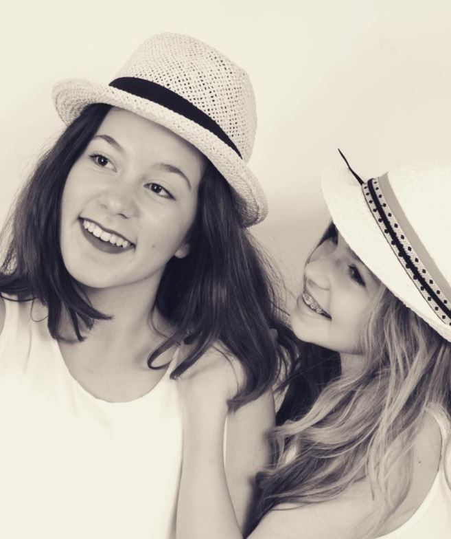 An old image of Jade Anna Van Vliet and her sister