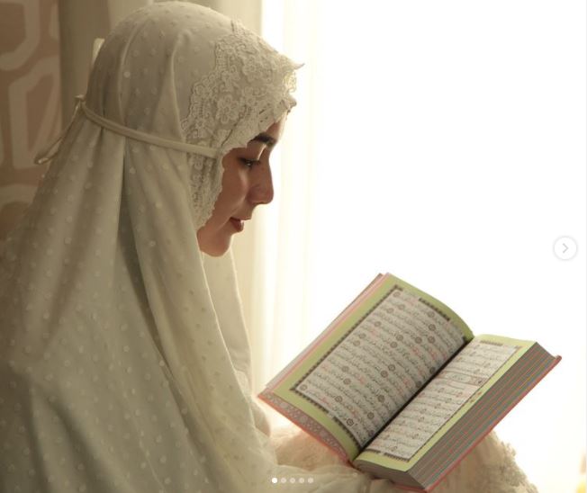 Citra Kirana reads Quran