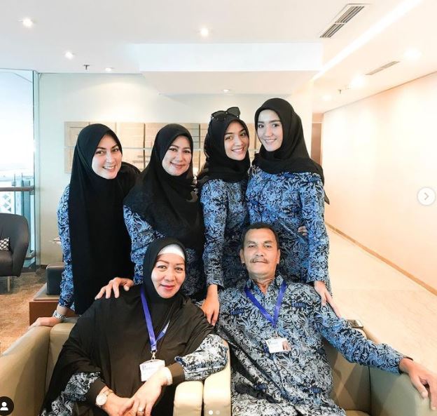 Citra Kirana with her family