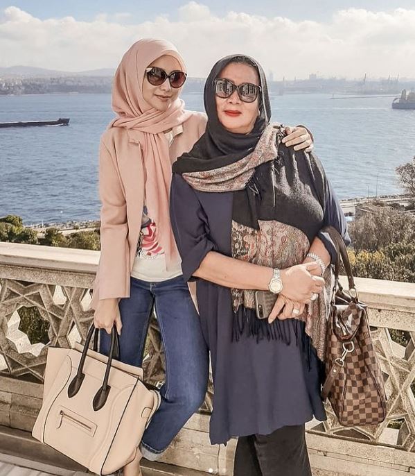 Citra Kirana with her mother