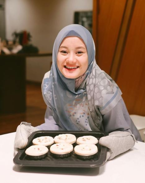 Dinda Hauw likes to do cooking