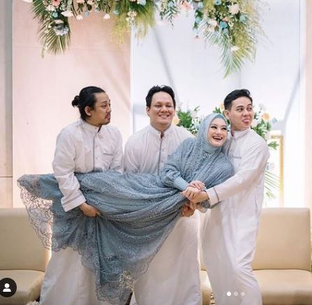 Dinda Hauw with her brothers