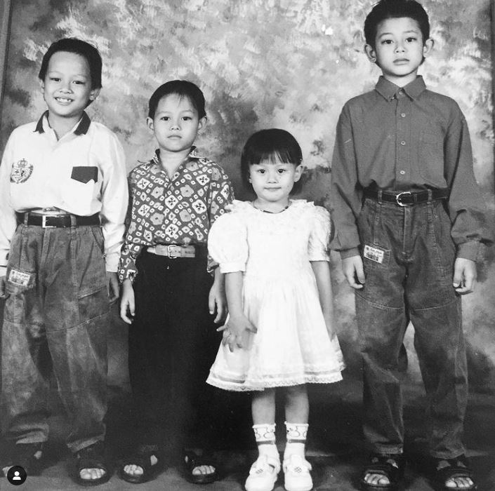 Dinda Hauw's childhood image with her brothers