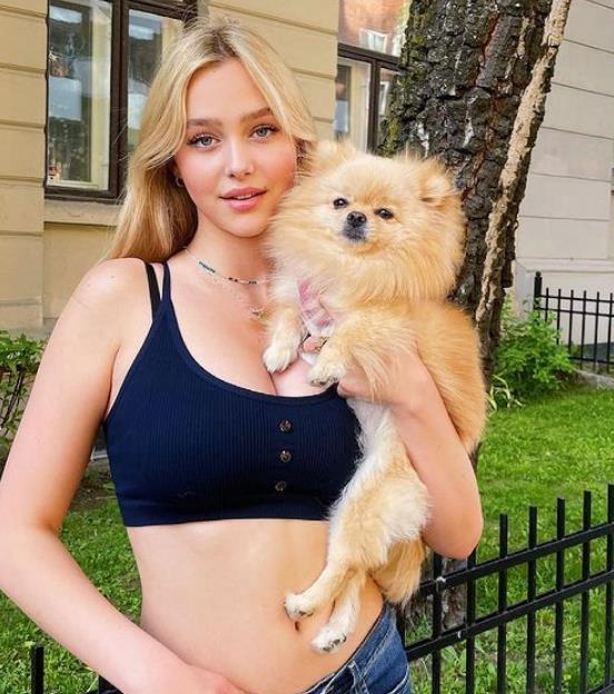 Havanna Winter with her pet