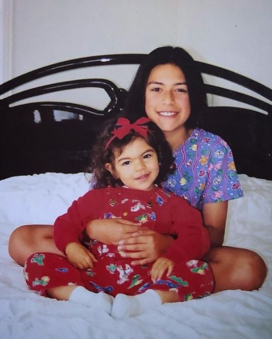 Lauren Babic's childhood image with her younger sister
