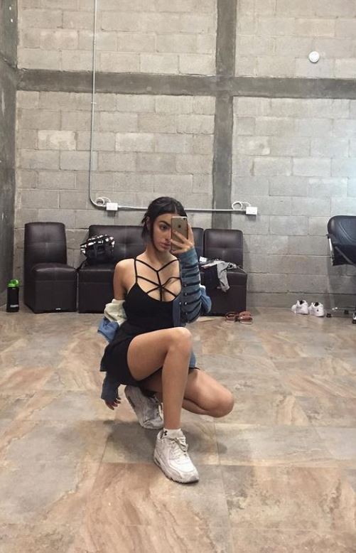 Valentina Buzzurro likes to click mirror selfies