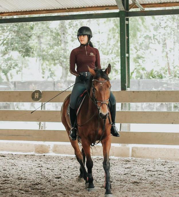Anya Geraldine loves horse riding
