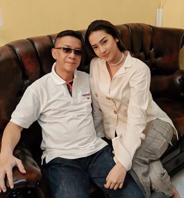 Anya Geraldine with her father