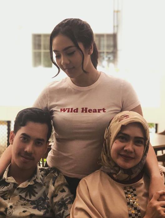 Anya Geraldine with her mother and brother