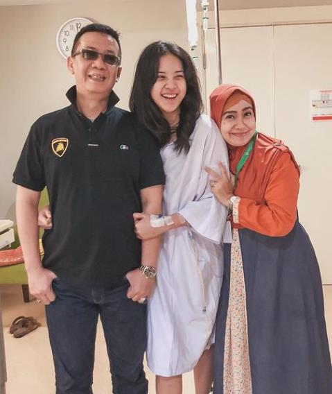 Anya Geraldine with mother and father