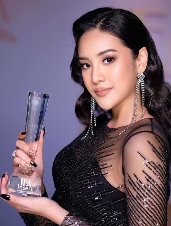Anya Geraldine won Fashionable Youth Award