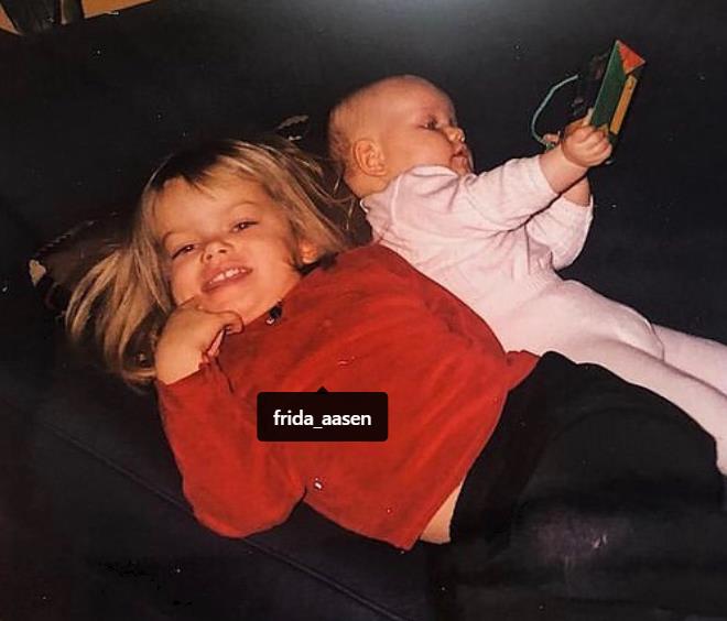 Childhood image of Frida Aasen with her sister