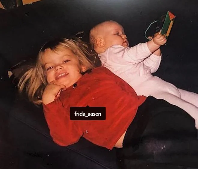 Childhood image of Frida Aasen with her sister