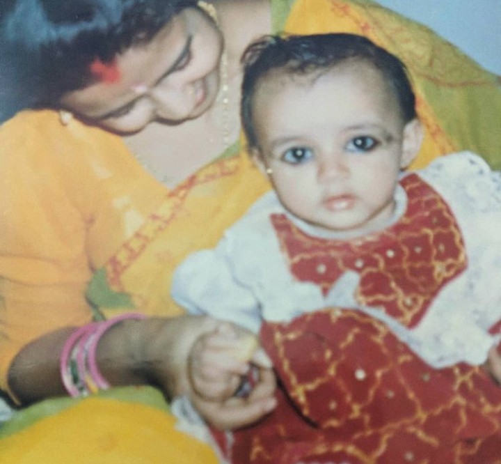 Childhood image of Komal Pandey with her mother