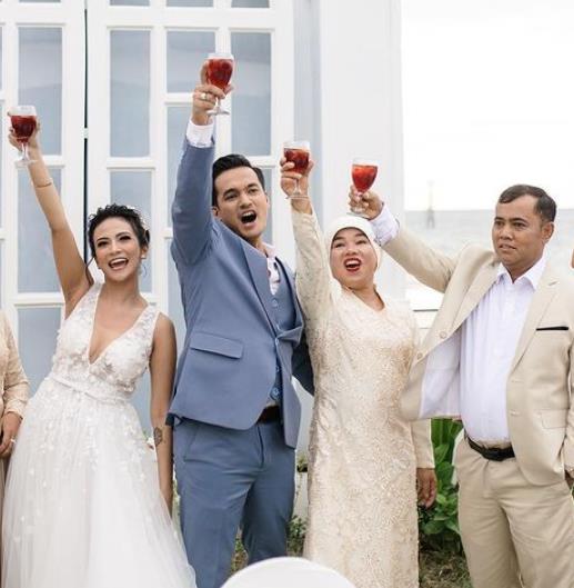 Febri Andriansyah with his mother father and wife