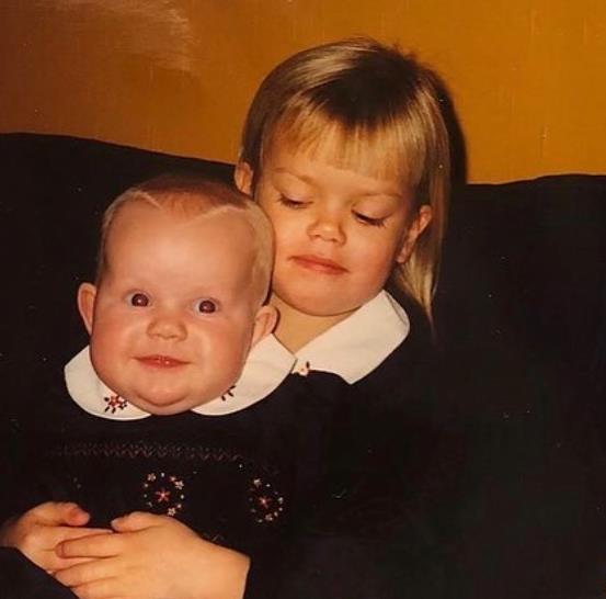 Frida Aasen with sister