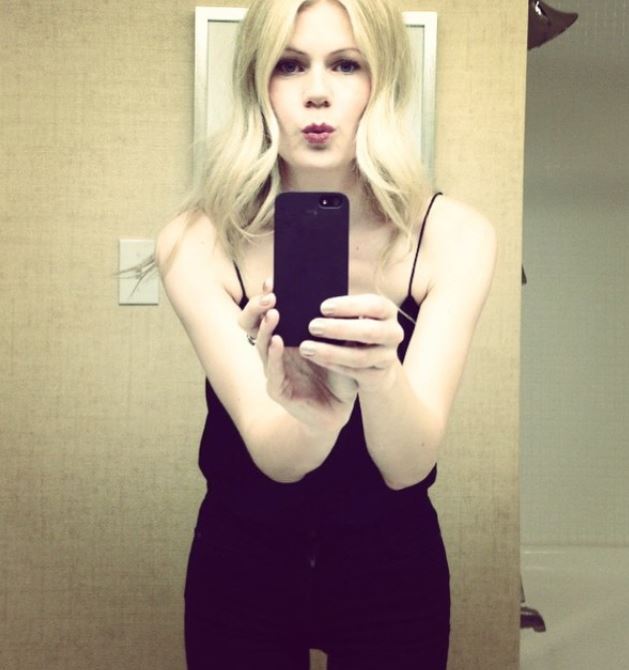 Hanna Alström likes to click mirror selfies