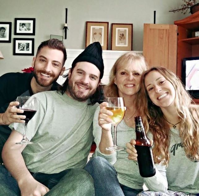 Jongraz with his family