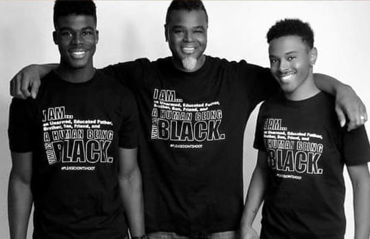 Kamari Bonds with his father and brother