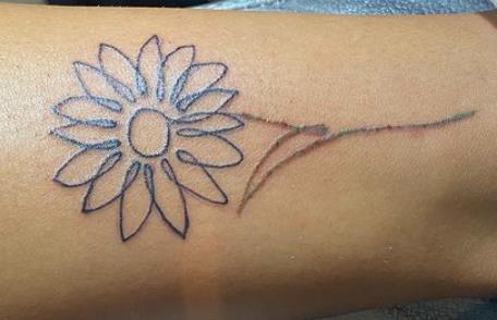 Laneya Grace inked tattoo on her leg