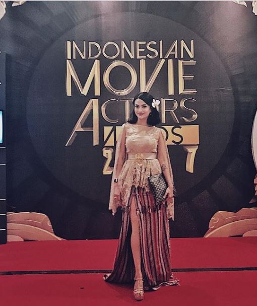 Vanessa Angel appeared in an award show