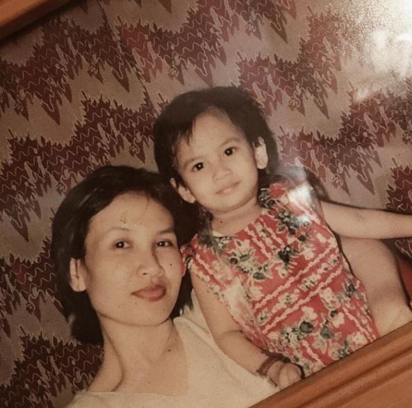 Vanessa Angel's childhood image with her mother