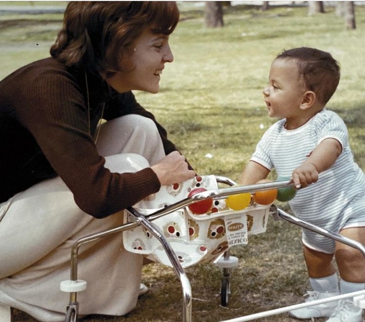 Childhood image of Mauricio Umansky with Estella Sneider mother