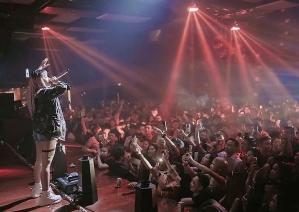Dinar Candy during live concert