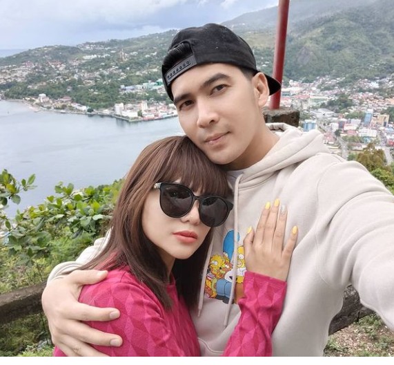 Dinar Candy with her boyfriend