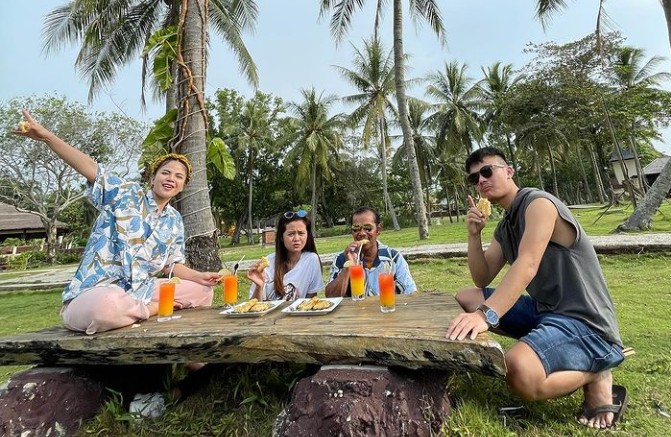 Dinar Candy with her father and siblings