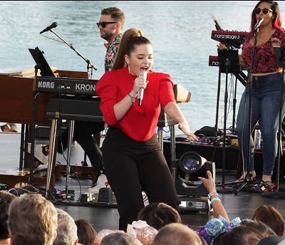 Lauren Spencer-Smith in concert