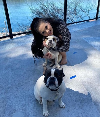 Lauren Spencer-Smith with her pet