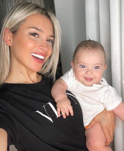Agustina Gandolfo with her daughter Nina