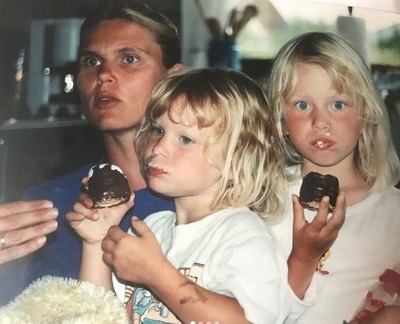 Kim Hnizdo childhood picture with her mom and sister Nina Hnizdo