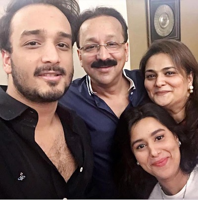 Arshia Siddique with her mom Shehzeen Siddique , dad Baba Siddique, and brother Zeeshan Siddique