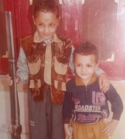Diler Kharkiya childhood picture with his brother
