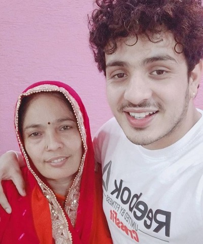 Diler Kharkiya with his mom Anandi Singh Kharakiya