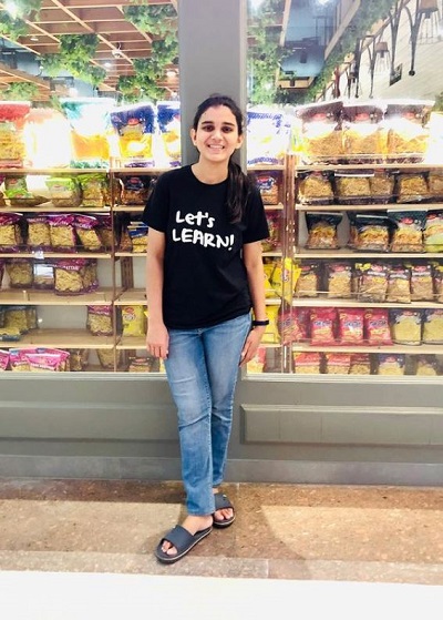 Himanshi Singh height is 5 feet 5 inches
