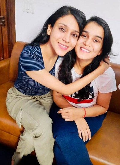 Himanshi Singh with her sister Chetna singh