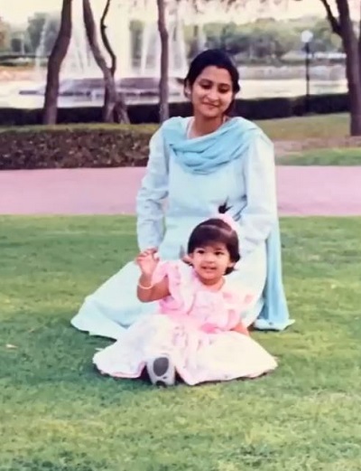 Sanjana Banerjee childhood picture with her mom Nilanjana Banerjee