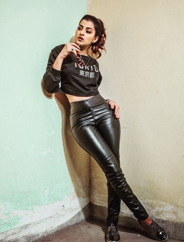 Sanjana Banerjee height is 5 feet 6 inches
