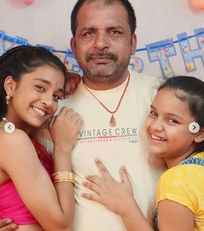 Sumbul Touqeer with her father Tauqeer Hasan Khan and sister Sanaya Touqeer