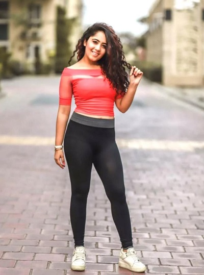 Surbhi Mehra height is 5 feet 3 inches