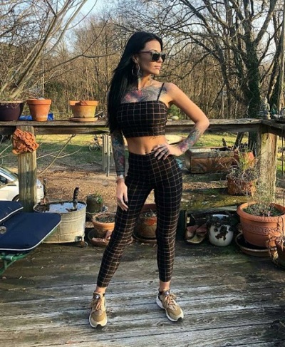Zahra Schreiber height is 5 feet 8 inches