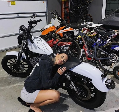 Zahra Schreiber is a bike lover