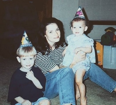 Mason Dye old picture of his mom and siblings