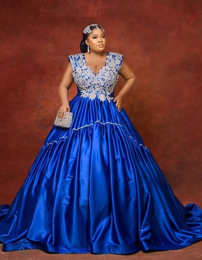 Toyin Abraham height is 5 feet 6 inches